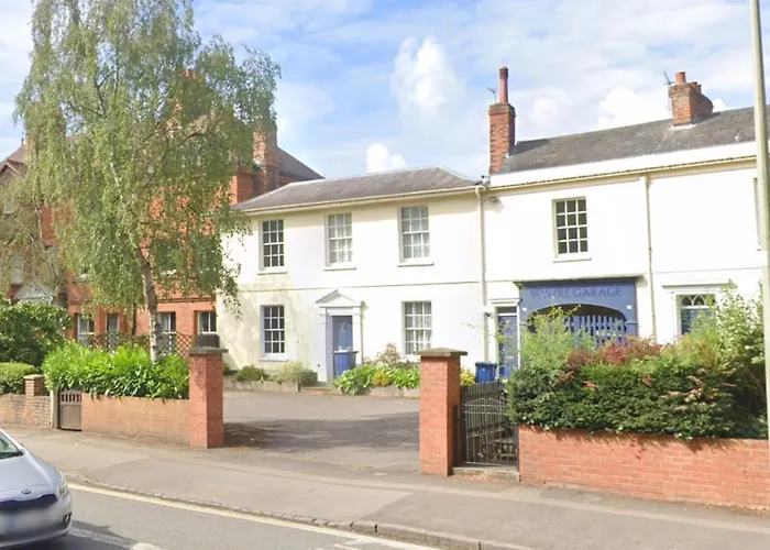 Historic Manor House Sleeps 10, Free Parking