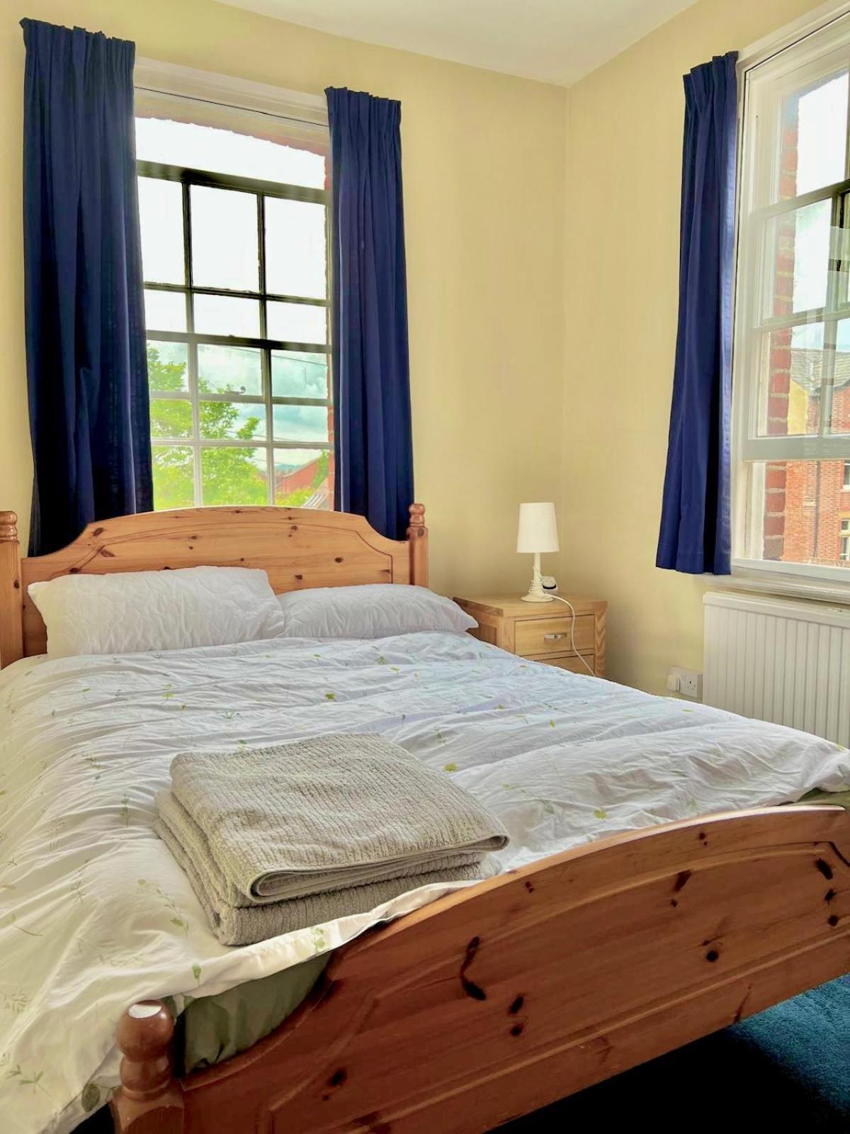Historic Manor House Sleeps 10, Free Parking *