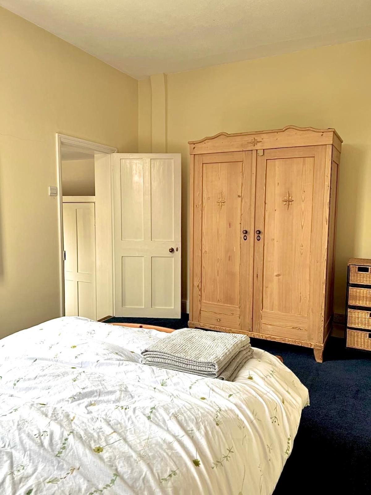 Historic Manor House Sleeps 10, Free Parking Holiday home *