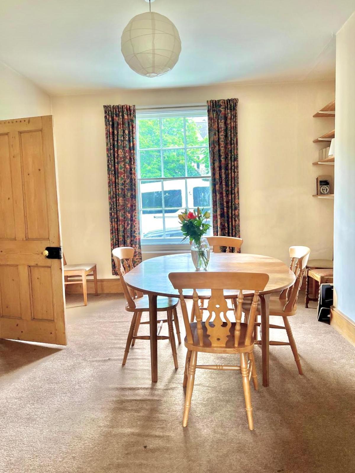 Historic Manor House Sleeps 10, Free Parking *